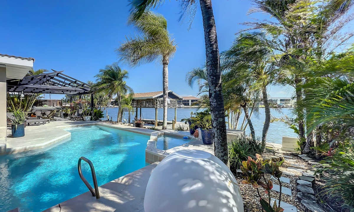 Cocoa Isles House | Waterfront Oasis - King Beds 10min Walk to Beach