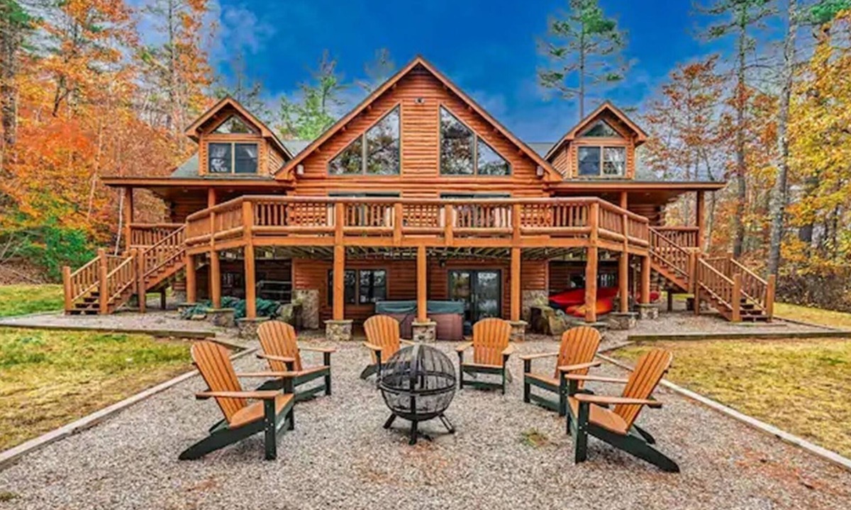 Denmark House | WATERFRONT ON PERLEY POND