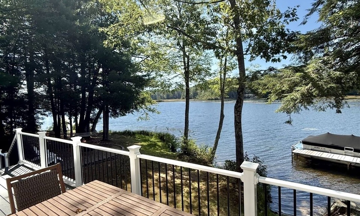 Oxford House | WATERFRONT ON THOMPSON LAKE