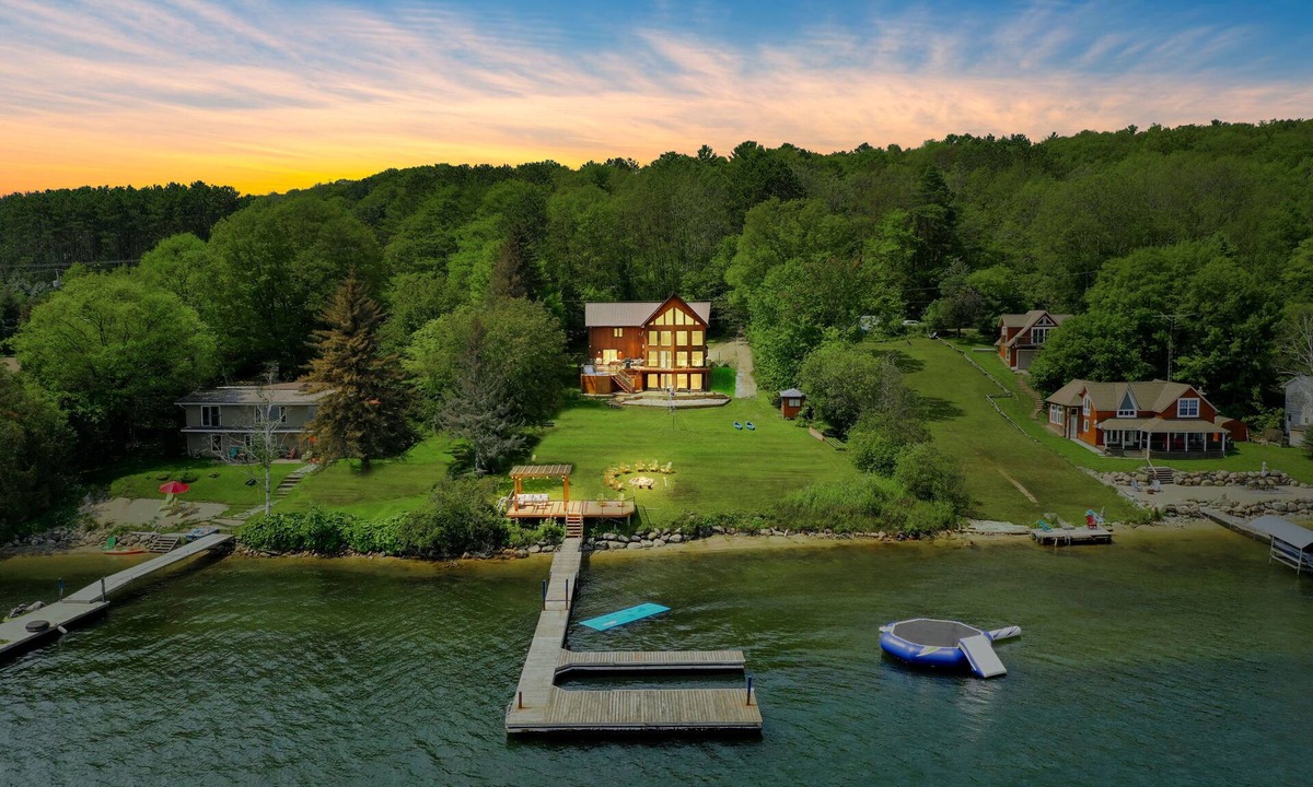 Lafontaine Cottage | Waterfront Paradise | Sauna Hot Tub Sleeps 20
