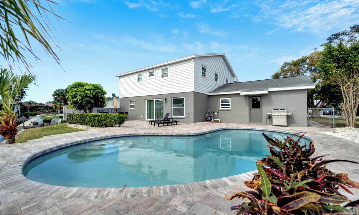 Bay Crest Park House | Waterfront Paradise - Modern - Pool & Grill