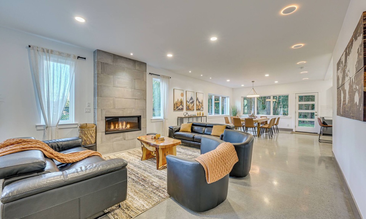 Everett House | Waterfront Patio! Stylish Family Home in Everett