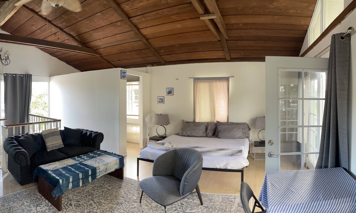 Eastern Honolulu Apartment | Waterfront penthouse studio