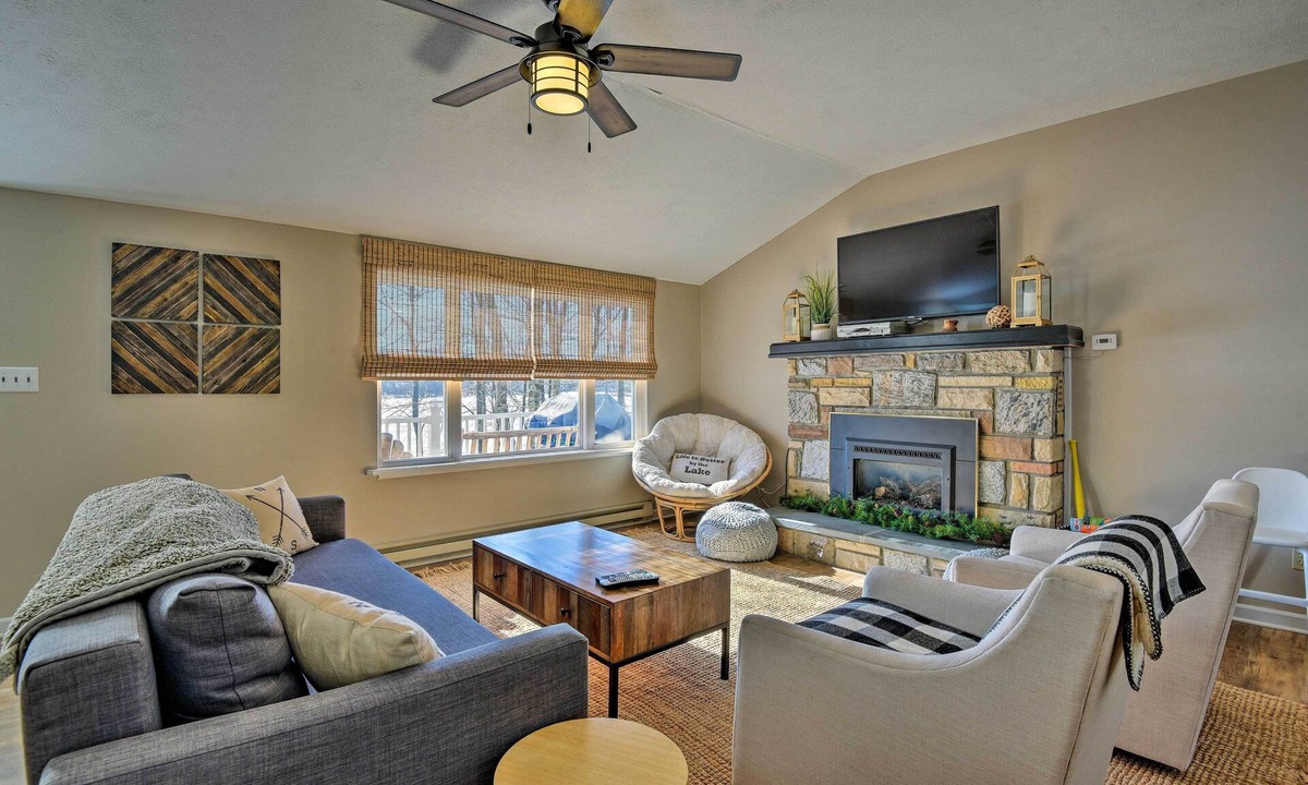 Pocono Lake House | Waterfront Pocono Lake Home w/Private Dock!