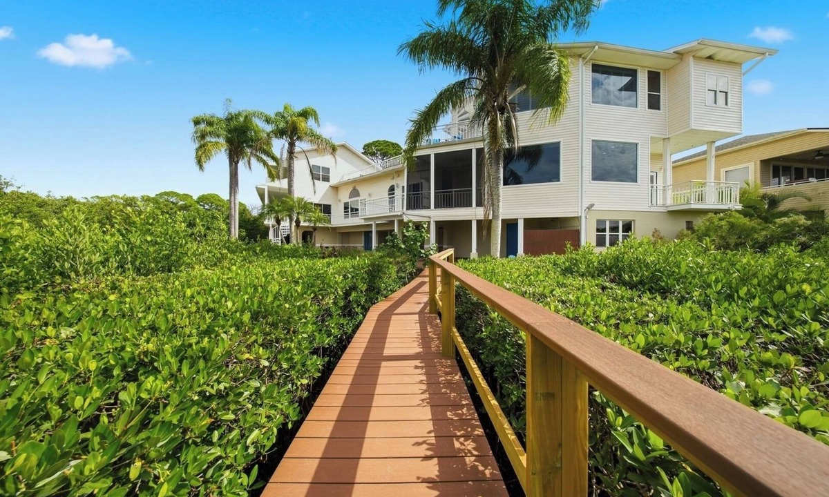 Palm Harbor Villa | Waterfront Pool Balcony + Game Room