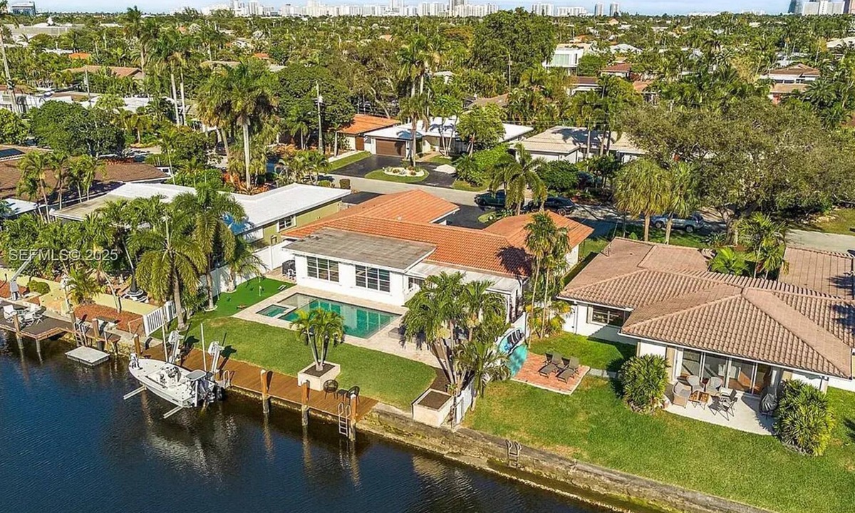 Wilton Manors House | Waterfront Pool House! Hot Tub! Sleeps 8!