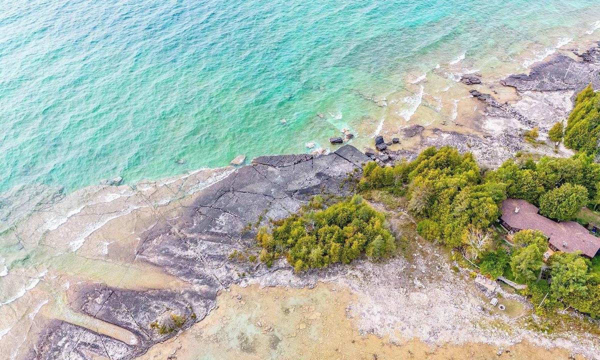 Colpoys Bay House | Waterfront Private cottage | New Reno | 9 guests
