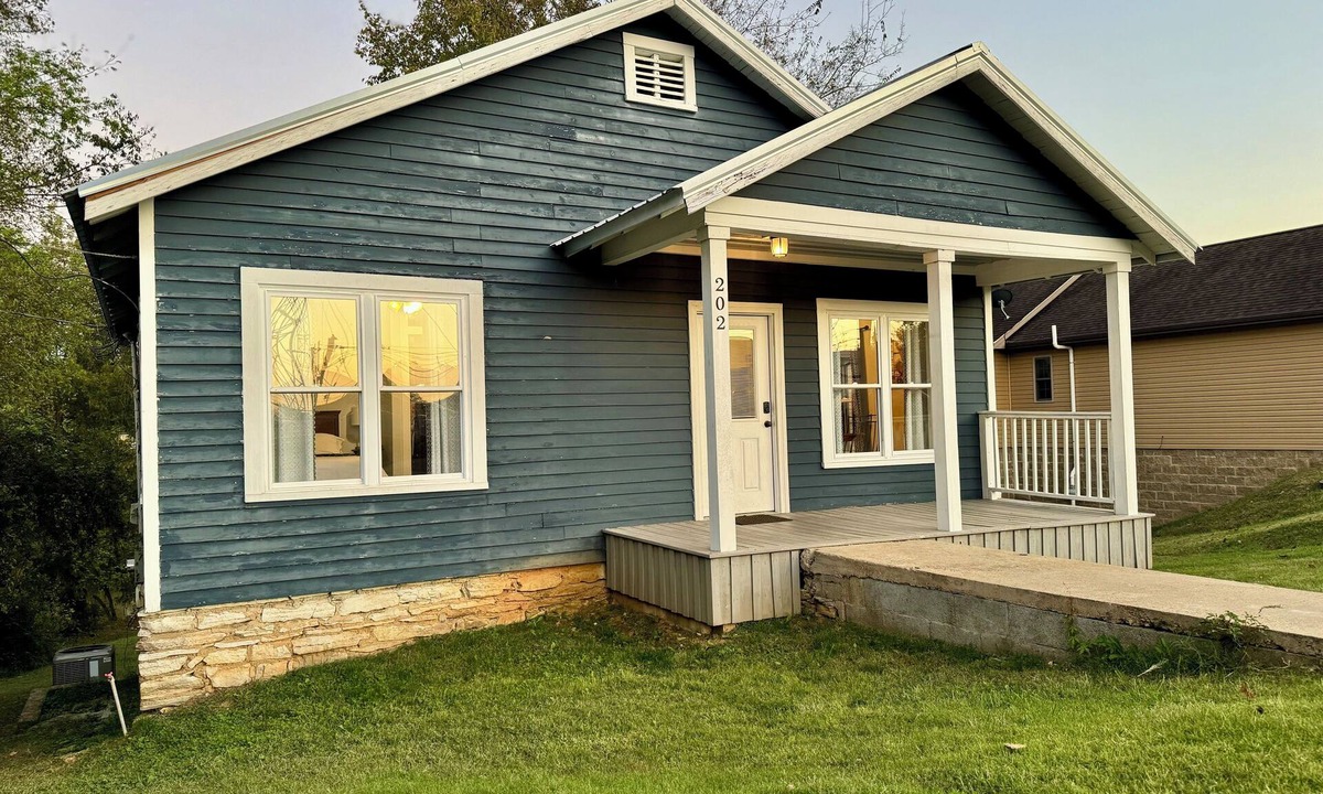 Dover Cottage | Waterfront Private Retreat - Near Downtown