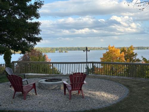 Rideau Lakes House | Waterfront Q Estate summer cottage