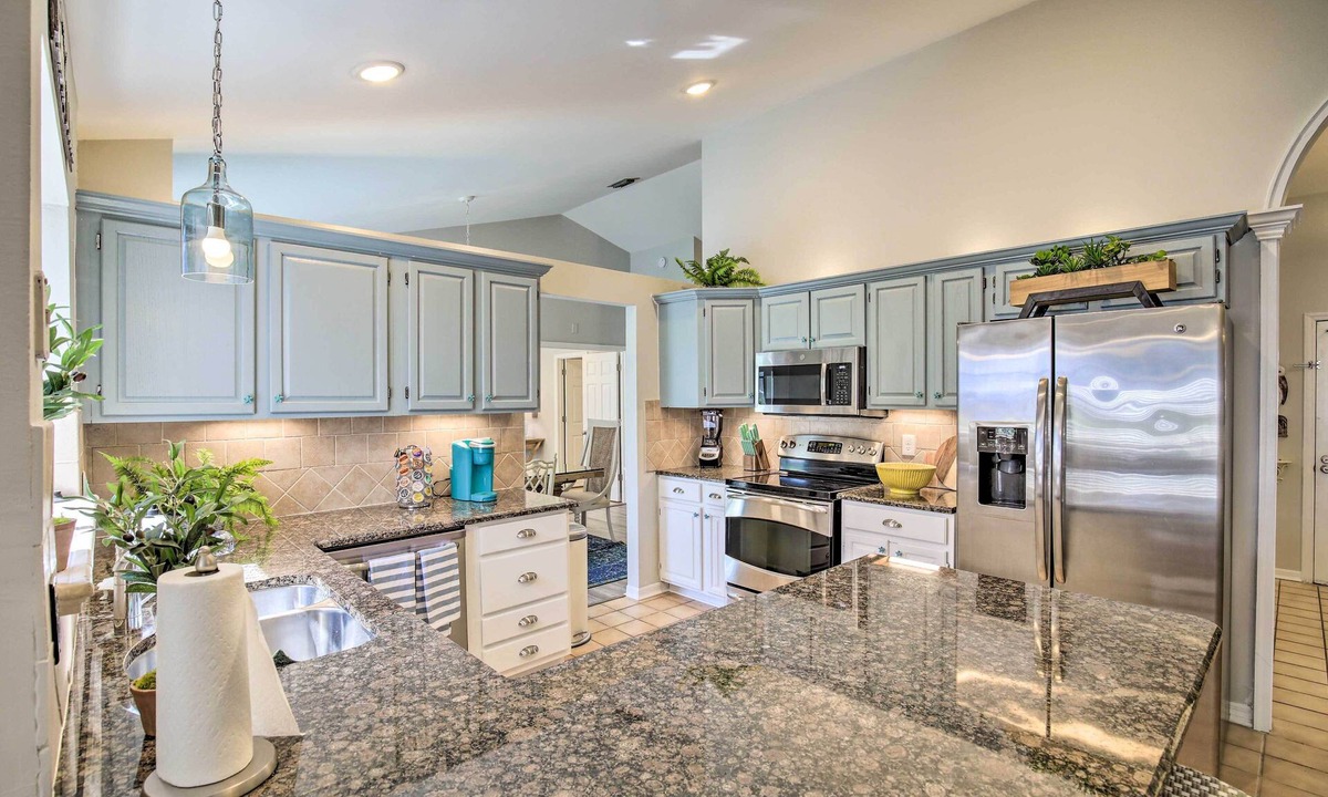 Bloomingdale House | Waterfront Rancher Retreat - Exotic Bird Haven