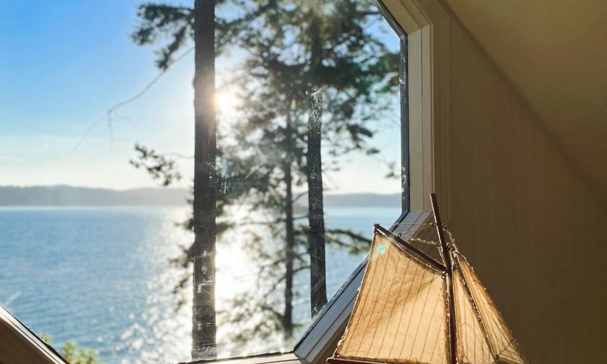 La Conner Cabin | Waterfront relaxing, getaway. Small, clean, warm cabin.