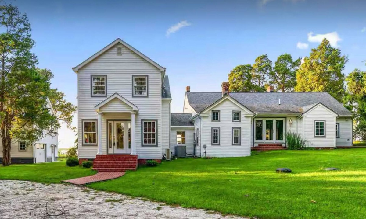 Mount Vernon House | Waterfront Retreat with Private Beach & Dock