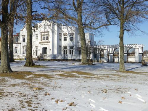 New Rochelle Villa | Waterfront Retreat Center