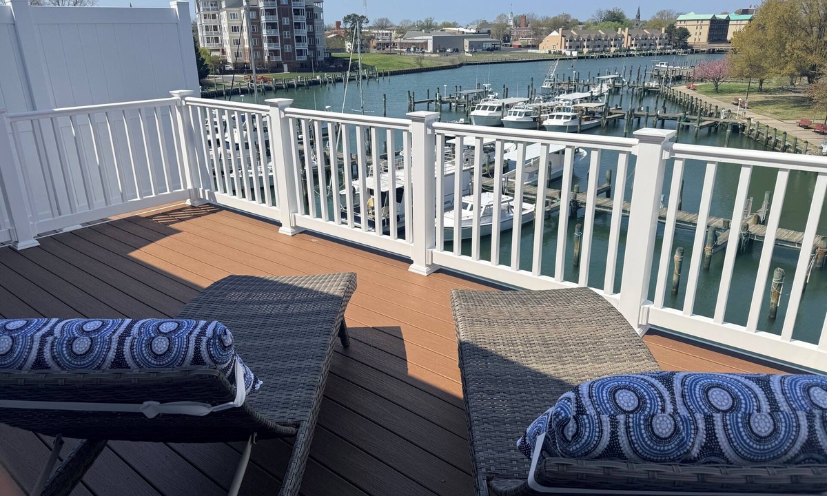 Algonquin House | Waterfront Retreat: EV Charging, Fitness Studio, Walk to Downtown, Sleeps 8