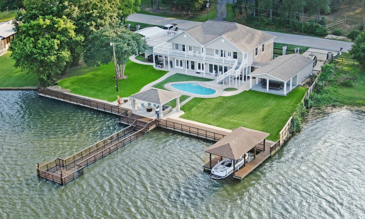 Willis House | Waterfront retreat on quiet cove - Sleeps 20