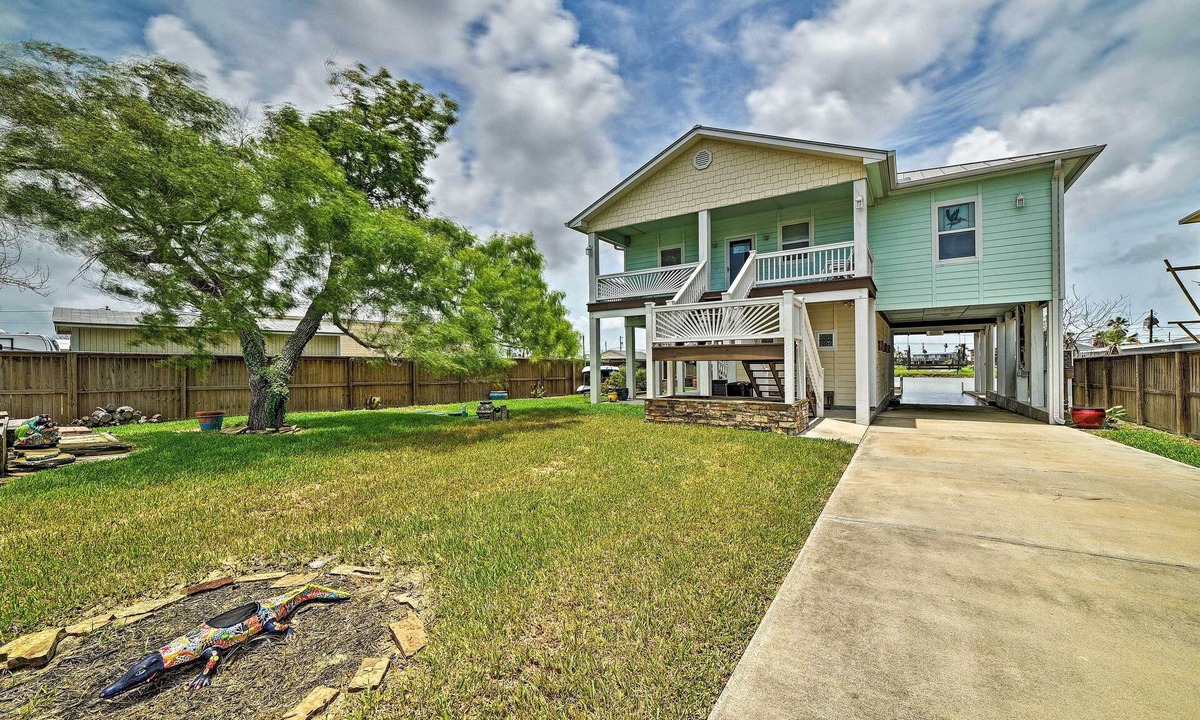 Rockport House | Waterfront Rockport Home w/Deck & Boat Ramp!