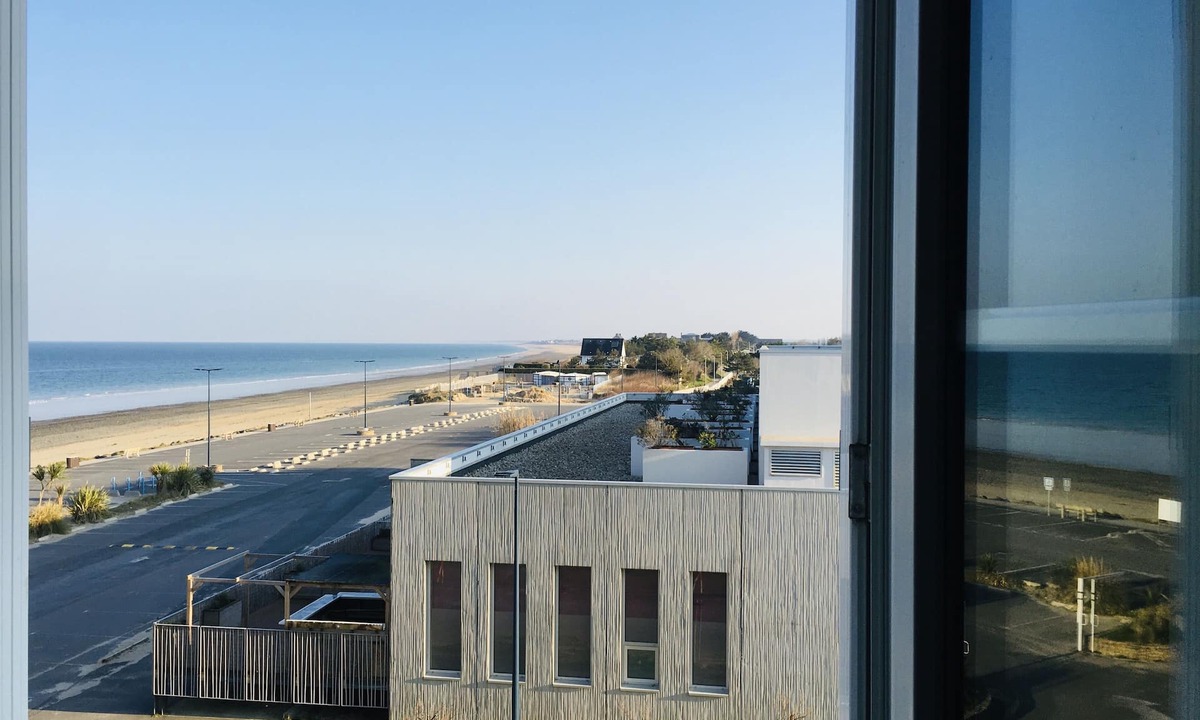 Donville-les-Bains Apartment | ~ Waterfront ~ sea view ~ direct beach/spa access at 20m ~ @