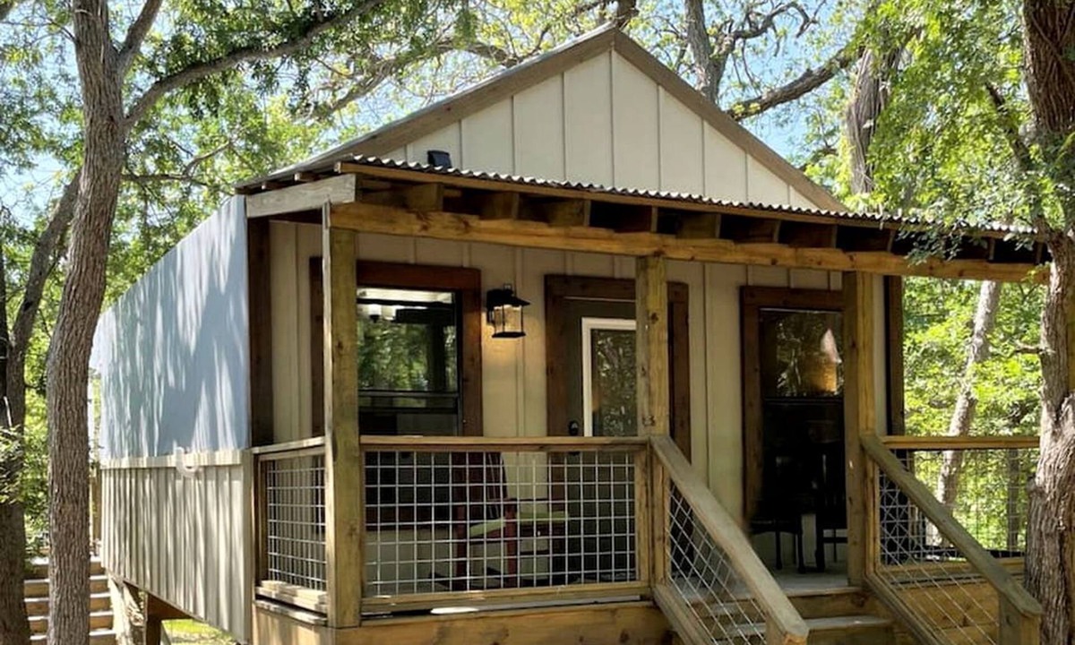 Sutherland Springs RV Rental | Waterfront Safari Cabin San Antonio, Texas