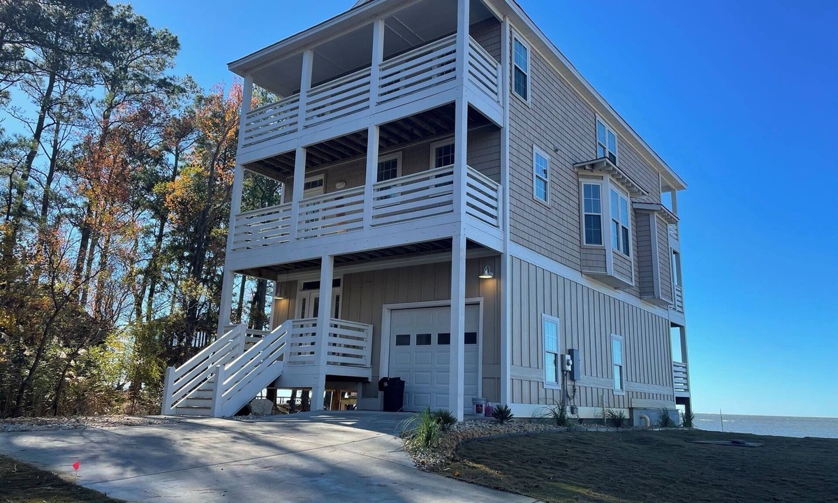 Colington House | Waterfront Seclusion Stunning Sunsets and Golf!