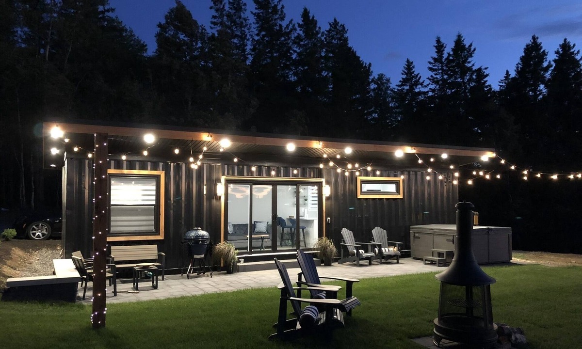 Sainte-Anne-de-Kent Villa | Waterfront Shipping Container Retreat