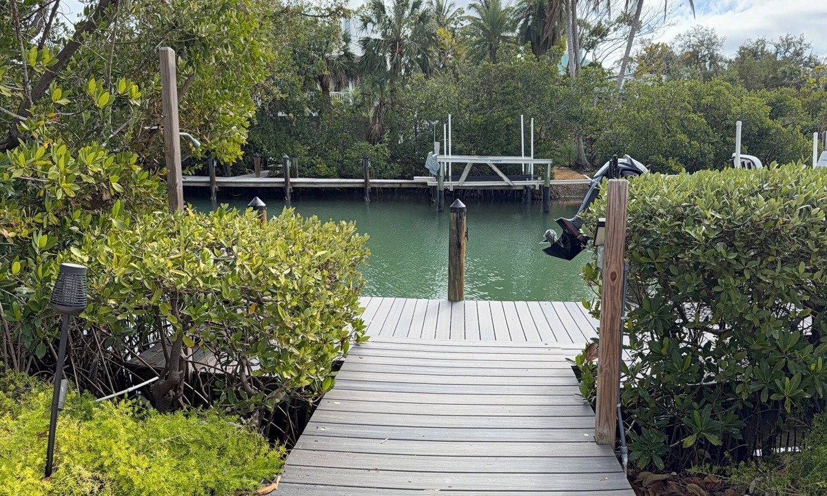 Bay Isle Condo | Waterfront Siesta key entire King suite