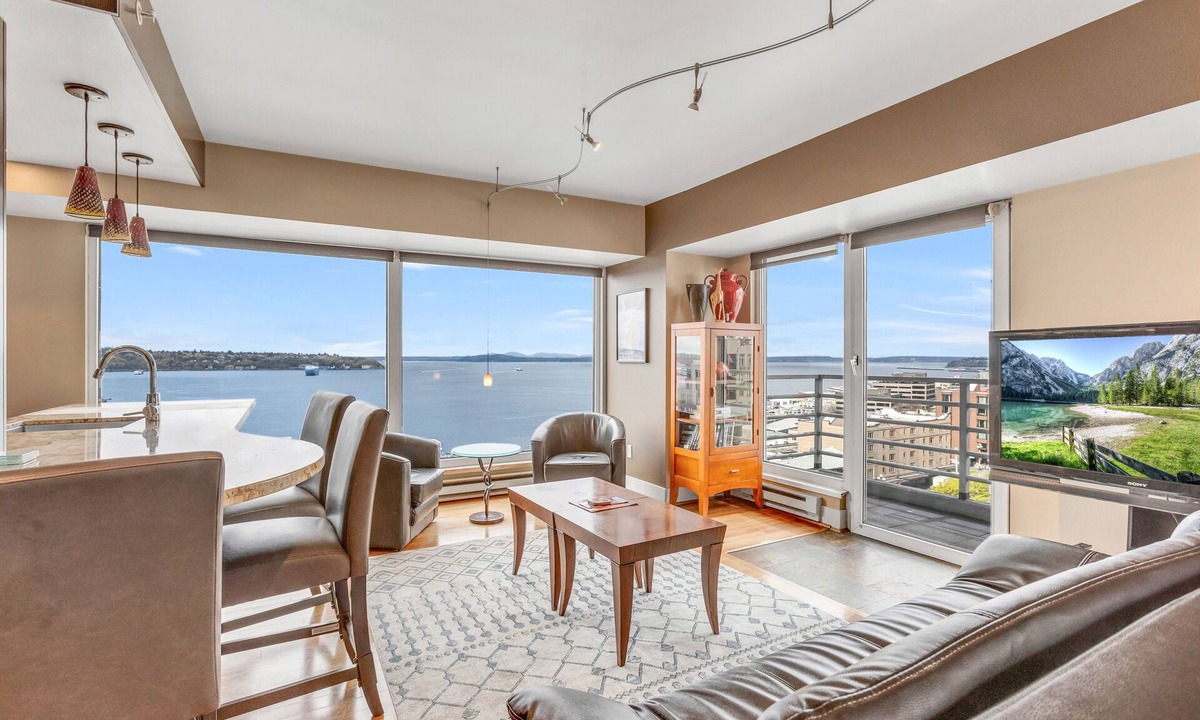 Downtown Seattle Condo | Waterfront Skyline Condo - Gym, Pool, Free Parking