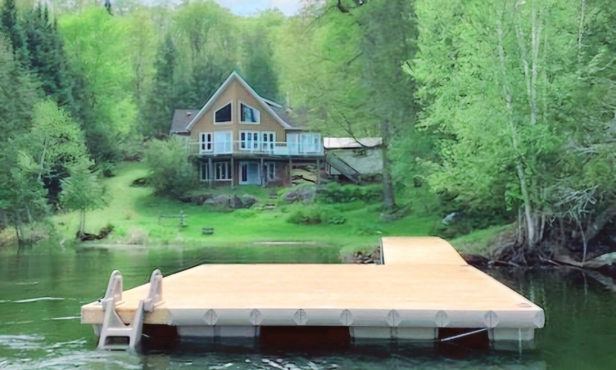 L'Amable House | ✨️ Waterfront✨️Sleeps 10✨️Hot Tub ♨ ✨️ 4 BDRM 5 Beds 3 Baths✨Cathedral Ceilings