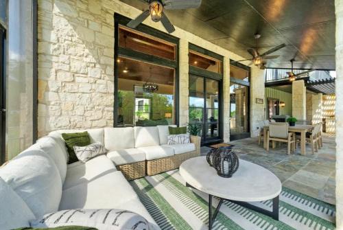 Seguin House | Waterfront Sleeps 16 Perfect for Family & Wurstfest