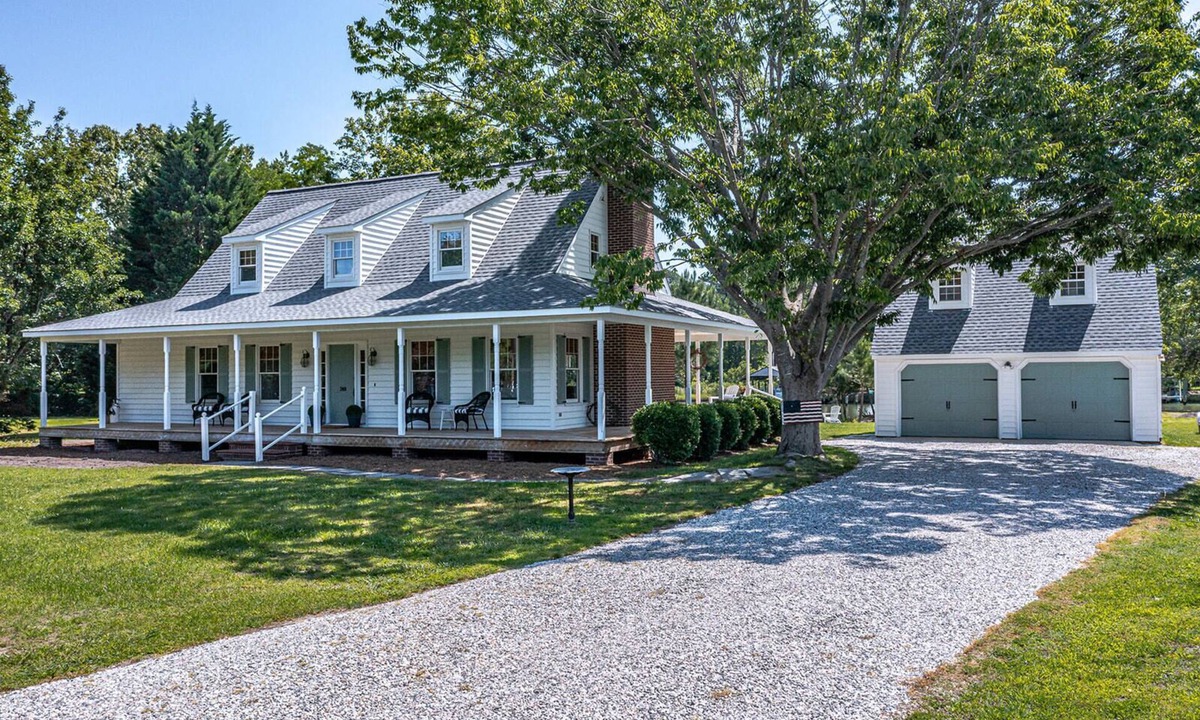 Mathews Cottage | WATERFRONT Southern Living Upscale Cottage close to Main St! Time to RELAX!