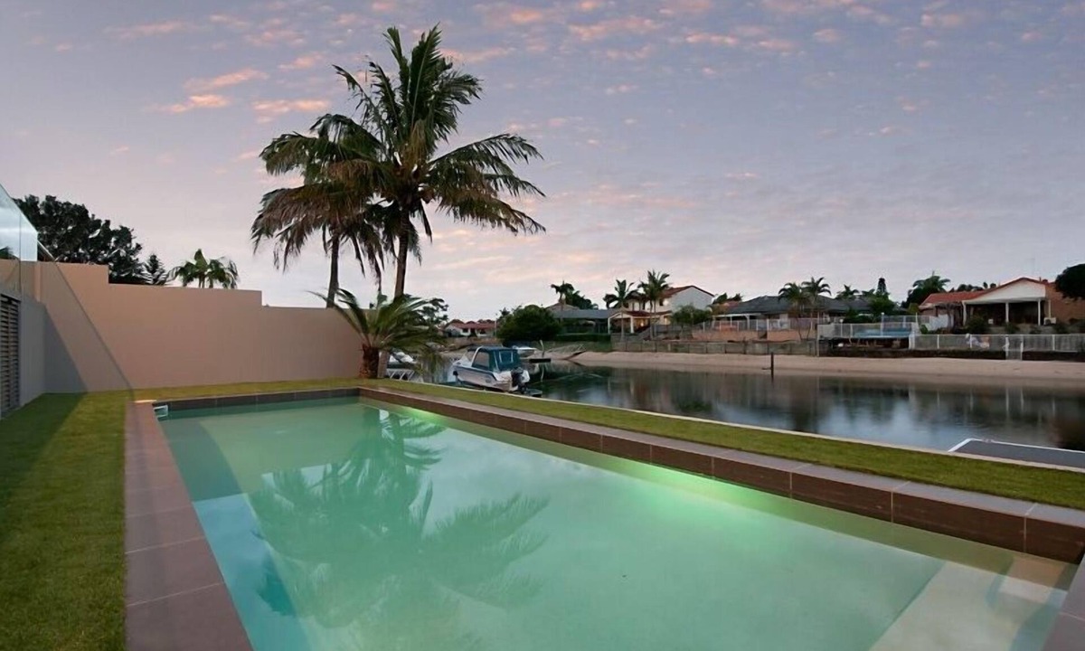 Broadbeach Waters House | Waterfront Splendour – Luxurious waterfront living