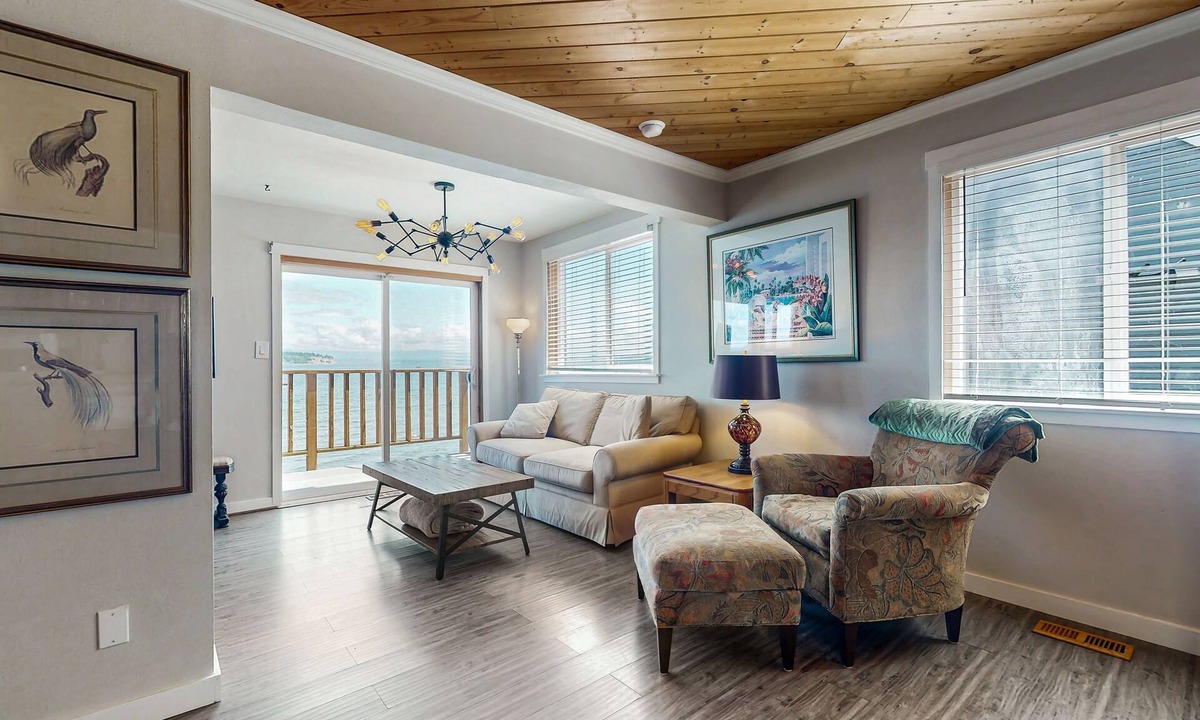 Clinton Apartment | Waterfront studio cottage with stunning views