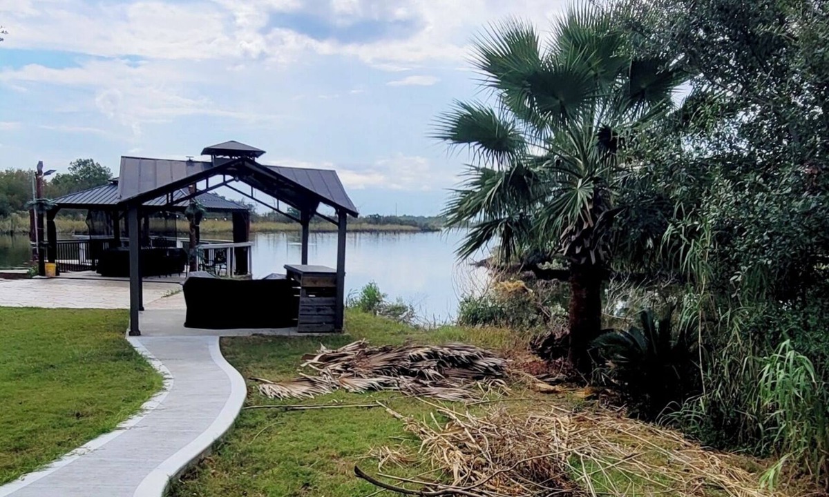 Baytown Apartment | Waterfront studio in amazing bay view with AC, WiFi