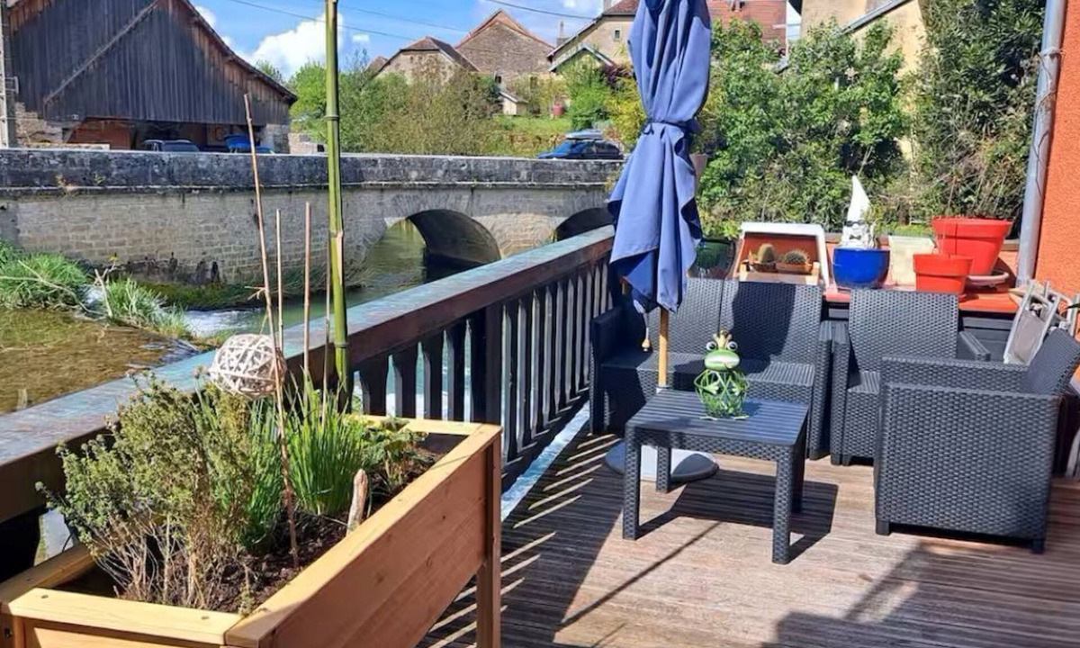 Arbois House | Waterfront studio in Arbois