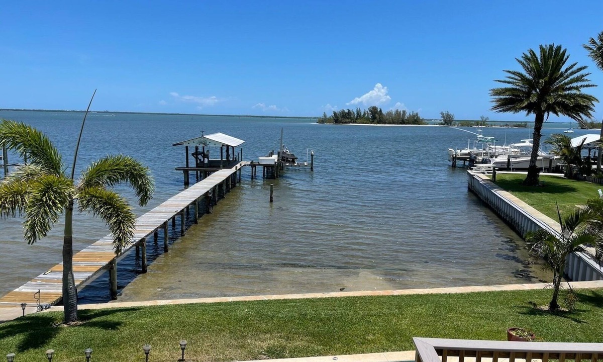 Roseland Apartment | Waterfront Studio with pool and boat dock