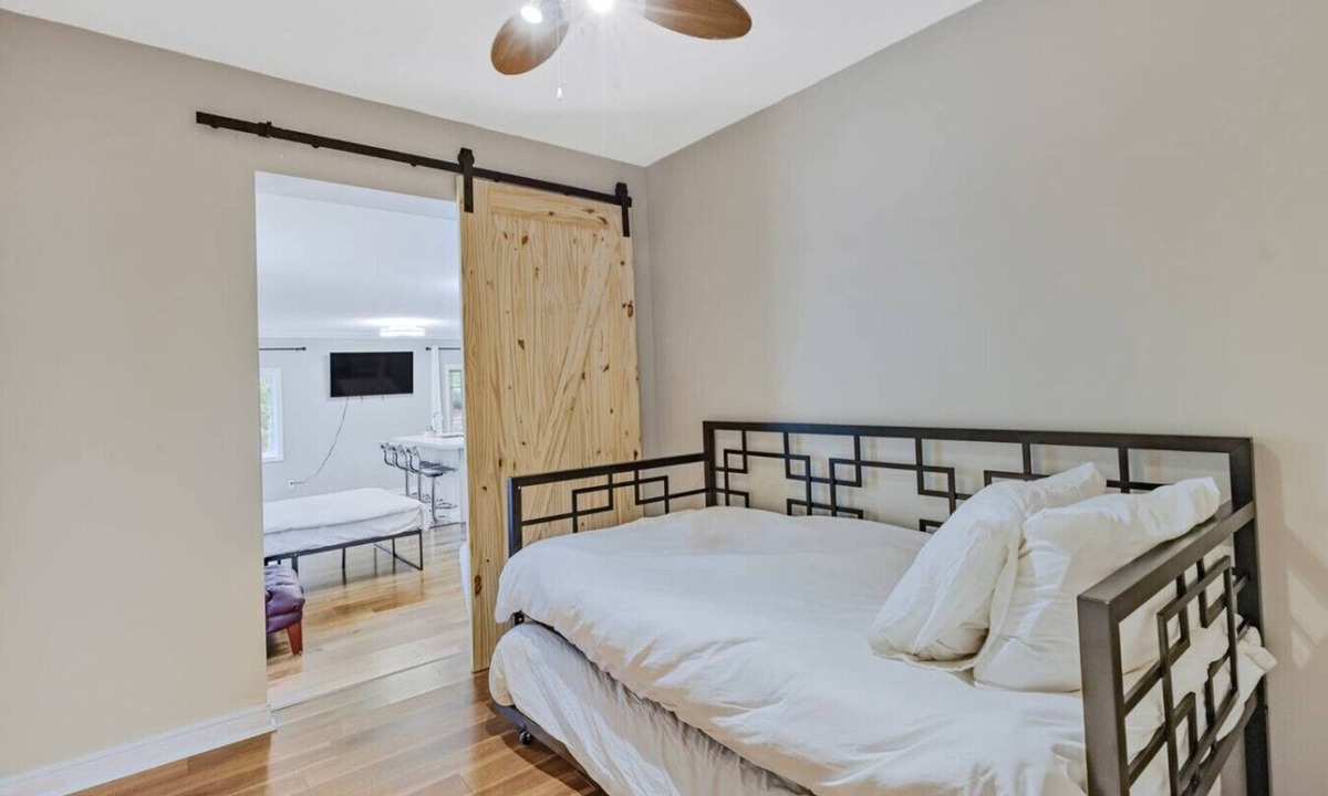 Severn Cottage | Waterfront Suite | Marina Views | Sauna | 1 BR