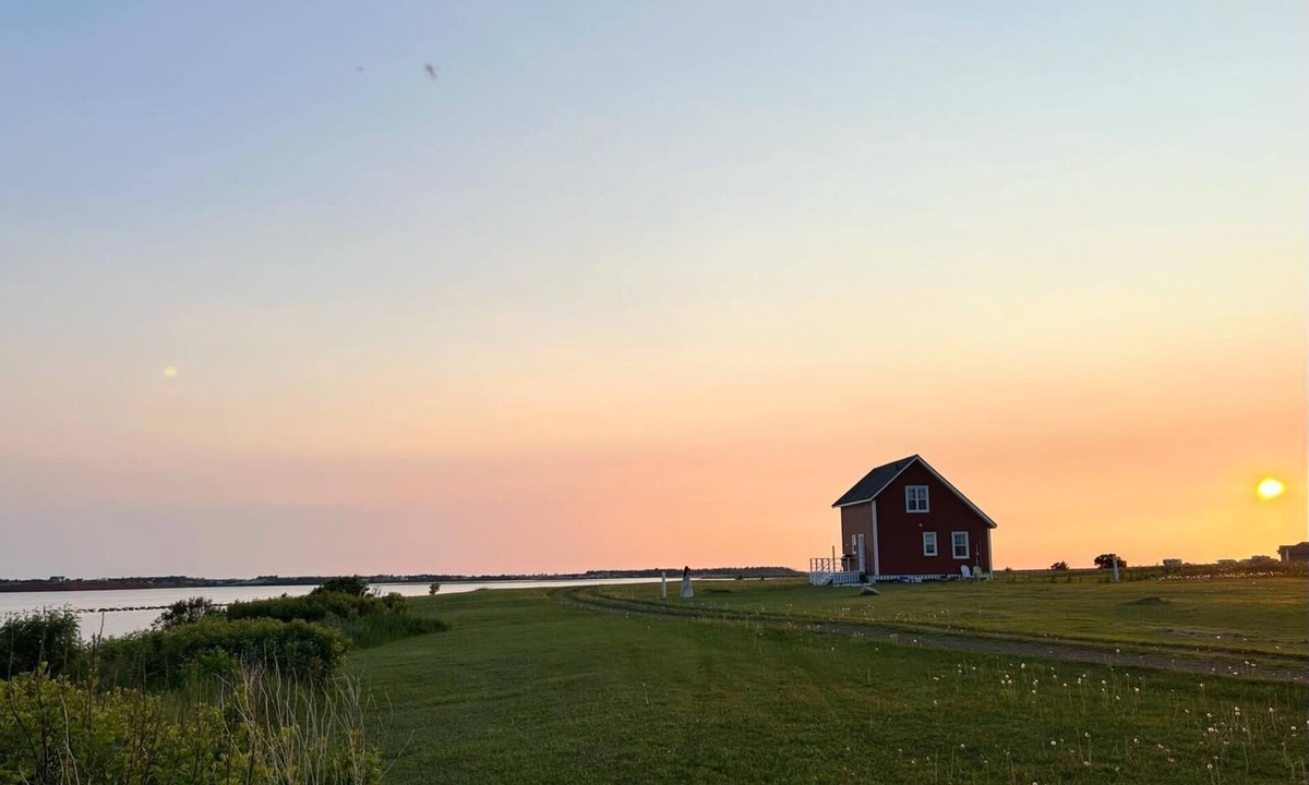 Darnley Cottage | Waterfront Sunset Cove Cottage!