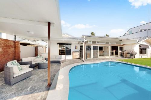 Newport House | Waterfront Sunset Pontoon Fish & Crab Ready