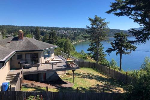 Adelma Beach House | Waterfront, Sunsets and Mountains