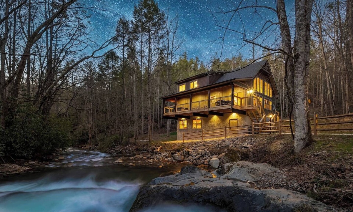 Rocky Grove House | Waterfront Swimming Hole & Fishing |Games &Hot tub