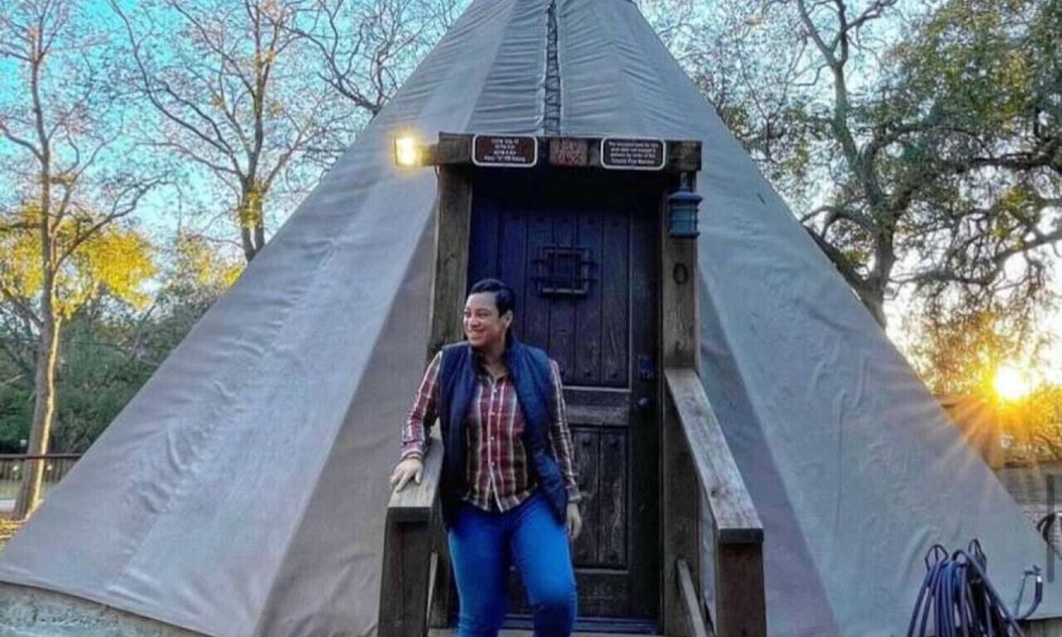 Seguin RV Rental | Waterfront Teepee 0 - Bird Sings