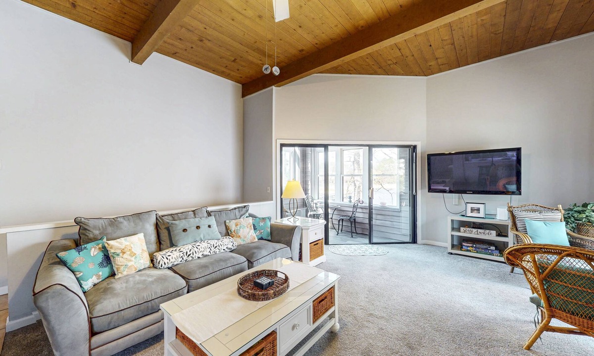 Ocean Pines Condo | Waterfront townhome on the golf course with private deck, & paid-access pools