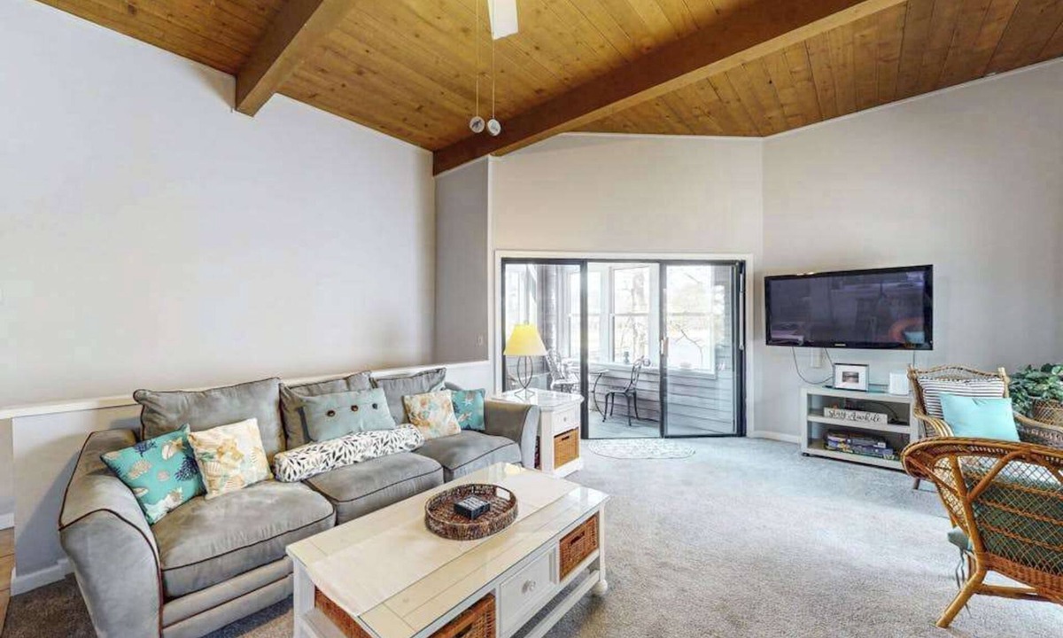 Ocean Pines Condo | Waterfront townhome on the golf course with private deck, & paid-access pools
