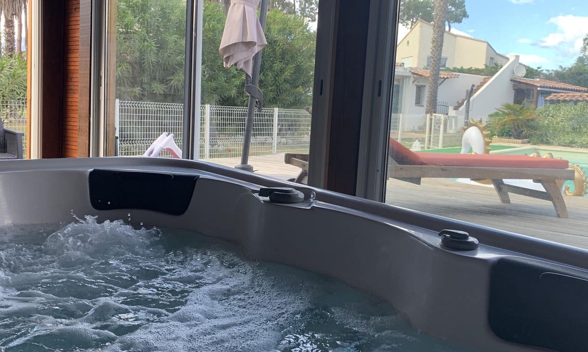 Pineto Villa | Waterfront villa with pool and jacuzzi