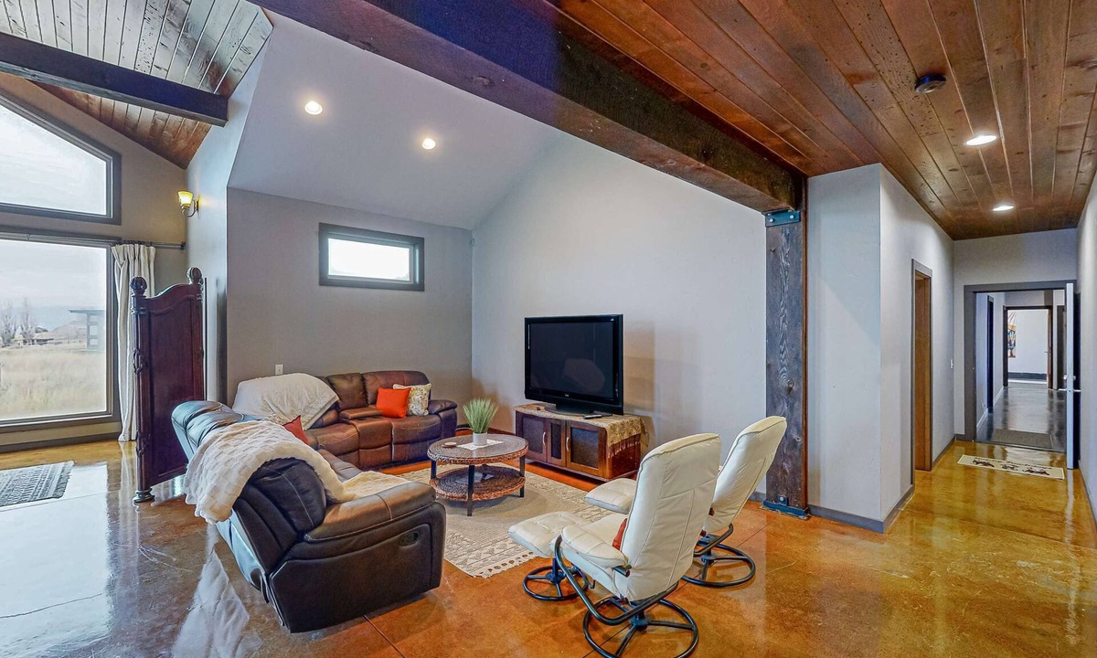 Dallesport House | Waterfront vineyard estate with private pool and incredible Gorge views