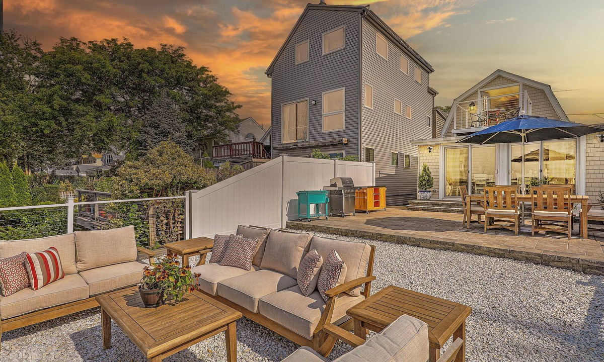 Riverside House | Waterfront w/Private Beach Near Providence