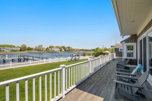 Centerville House | Waterfront Walk to Beach