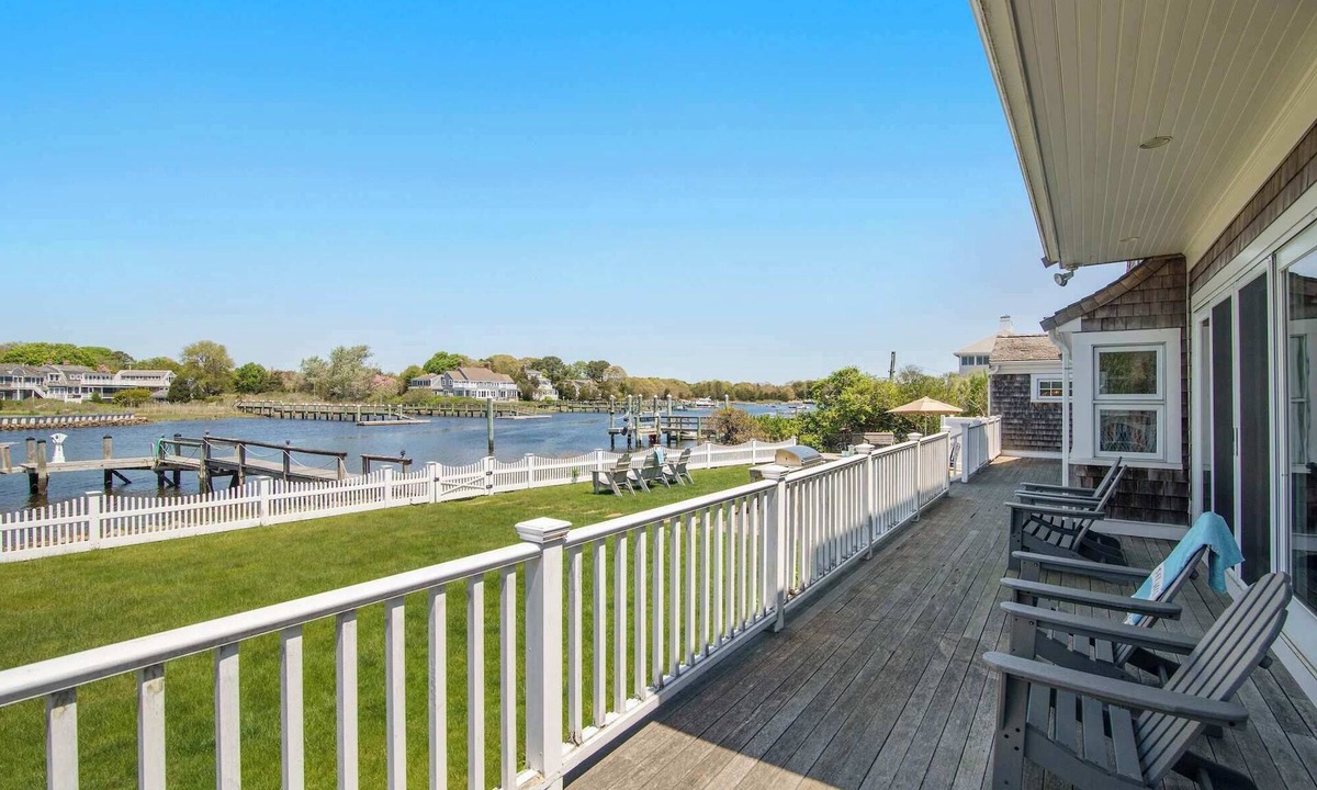 Centerville House | Waterfront, Walk to Beach!