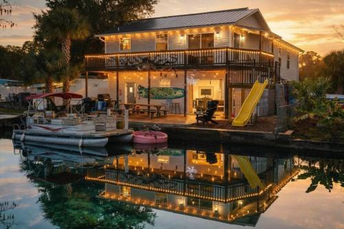 Weeki Wachee Gardens House | Waterfront Weeki Wachee Home with Dock and Game Room!