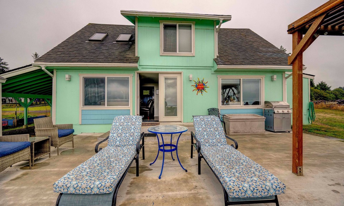 South Bend House | Waterfront Willapa Bay Cottage | Sleeps 8