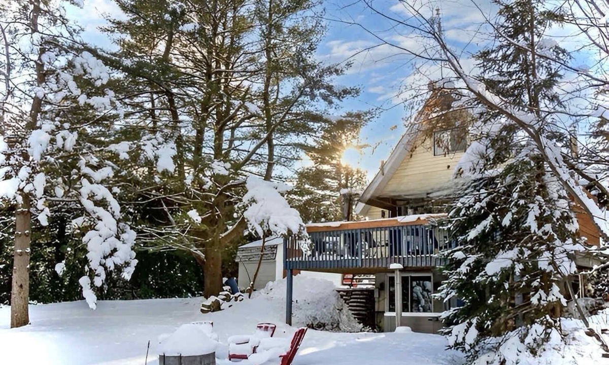 Val-Joli Ski Chalet | Waterfront with Spa | Le Retro
